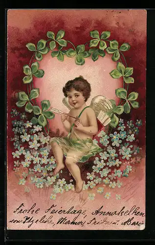 AK Amor sitzt in einem Herz aus Kleeblättern und prüft seine Pfeile