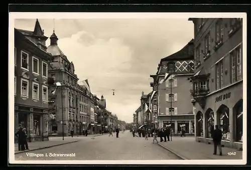 AK Villingen /Schwarzwald, Geschäftsstrasse mit Passanten