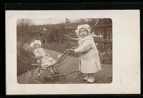 AK Kleines Mädchen schiebt ihre Puppe im Kinderwagen