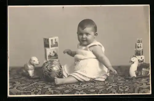 AK Kleines süsses Mädchen inmitten ihres Spielzeugs