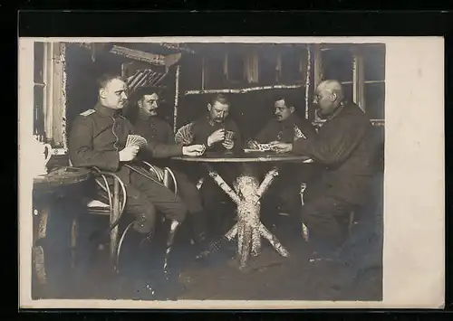 AK Fünf Soldaten beim Kartenspielen am runden Tisch
