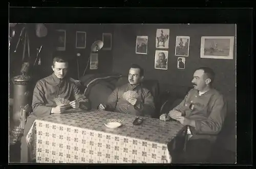 AK Drei Herren konzentriert beim Kartenspielen