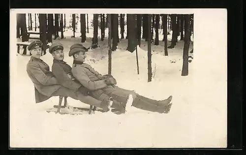 AK Drei fröhlich posierende Soldaten auf dem Schlitten