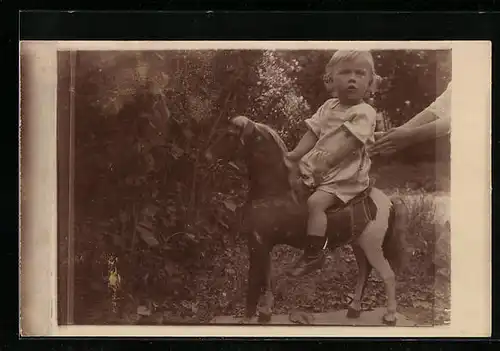 AK Kleines blondes Mädchen auf einem Schaukelpferd im Jahre 1925