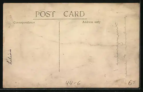 AK Kleines blondes Kind schaut neugierig aus ihrem Kinderwagen raus