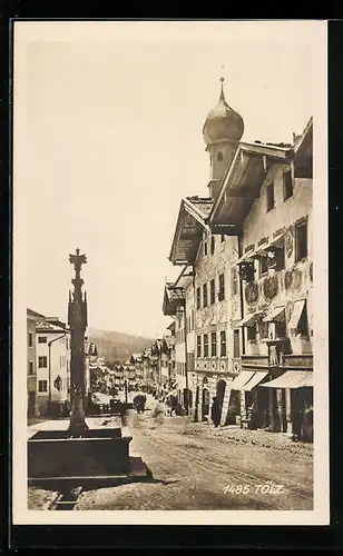 AK Tölz, Strassenpartie mit Brunnen