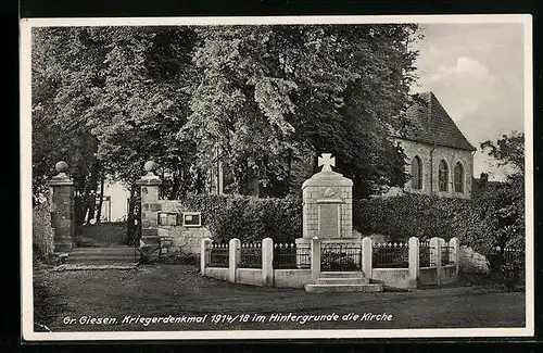 AK Gr. Giesen, Kriegerdenkmal 1914-18, Im Hintergrunde die Kirche