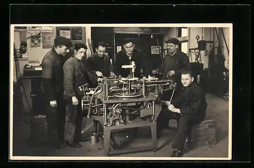 Foto-AK Fabrikarbeiter an einer Maschine