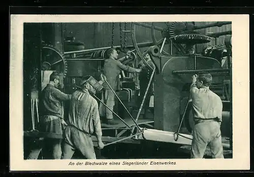AK Fabrikarbeiter an der Blechwalze eines Siegerländer Eisenwerkes