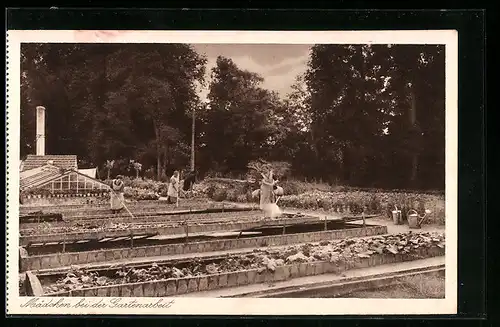 AK Kirchschönbach, Marienhaus, Mädchen bei der Gartenarbeit