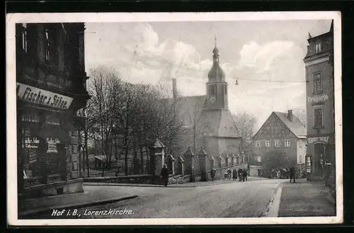 AK Hof i. B., Strassenpartie mit Geschäften und Lorenzkirche