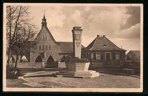 AK Marktleuthen, Friedhofsgebäude mit Kriegerdenkmal