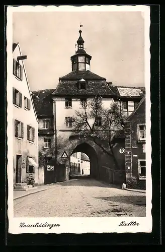 AK Wassertrüdingen, Strassenpartie am Stadttor