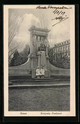 AK Mainz, Zwei Mädchen am Kreyssig-Denkmal