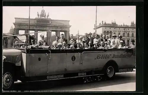 AK Berlin, Autobus der Elite Rundfahrten vor dem Brandenburger Tor