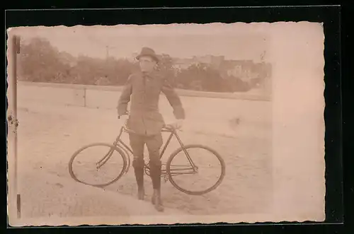 Foto-AK Junger Herr mit Hut und Fahrrad