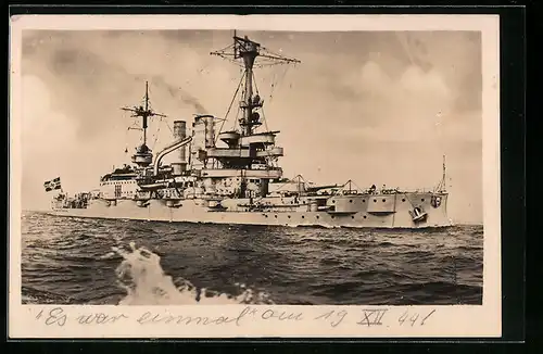 AK Kriegsschiff der Kriegsmarine auf See, 