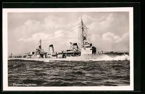 AK Flottenbegleiter in voller Fahrt