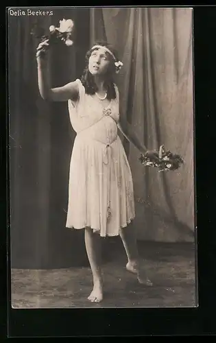 AK Ausdruckstänzerin Delia Beckers mit Blumen