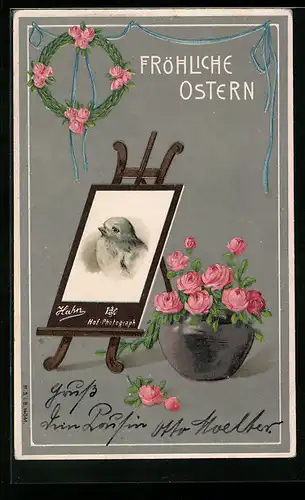 AK Portrait eines Osterkükens auf einer Staffelei, Rosen im Topf - Ostergruss