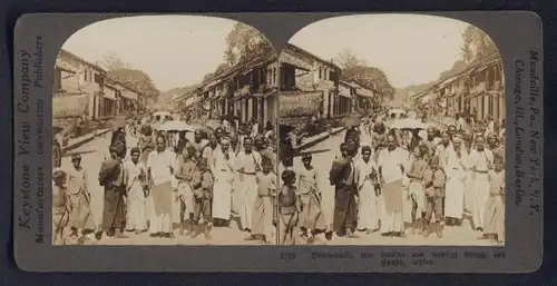 Stereo-Fotografie Keystone View Co., London, Ansicht Kandy, Strasse Trincomalie mit Einwohnern in Tracht, Sri Lanka