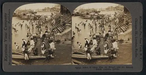 Stereo-Fotografie Keystone View Co., London, Ansicht Calcutta, Inder beim Baden im Ganges