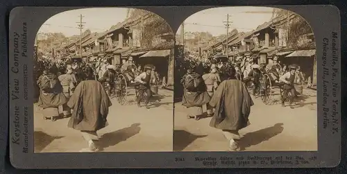 Stereo-Fotografie Keystone View Co., London, Ansicht Yokohama, buntes Treiben auf einer Strasse mit Rikscha, Tracht