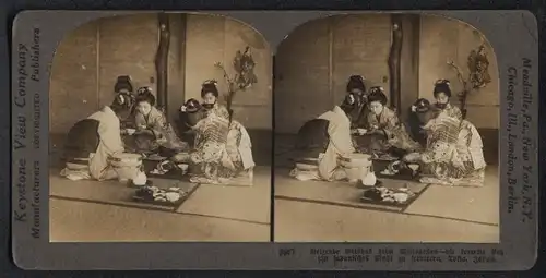 Stereo-Fotografie Keystone View Co., London, Geishas aus Tokio beim Mittagessen in Tracht, Kimono