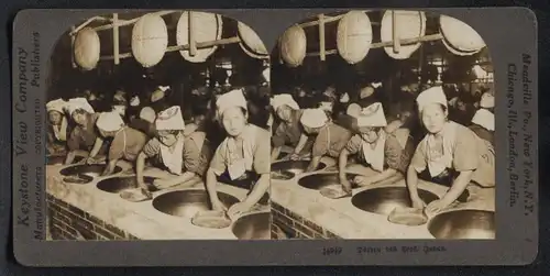 Stereo-Fotografie Keystone View Co., London, japanische Frauen beim Dürren des Tees