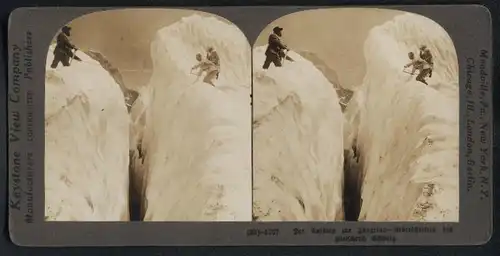 Stereo-Fotografie Keystone View Co., London, Bergsteiger beim Aufstieg auf die Jungfrau, Überschreiten des Gletschers