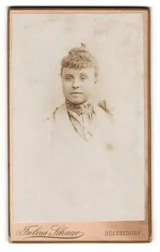 Fotografie Julius Schaar, Düsseldorf, Schadowstr. 72, Junge Dame mit zeitgenössischer Frisur