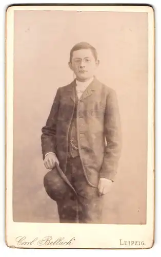Fotografie Carl Bellach, Leipzig, Gellert-Str. 12, Junger Mann im Anzug mit Monokel