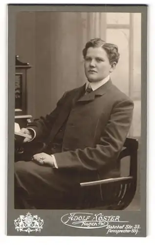 Fotografie Adolf Köster, Hagen i. W., Bahnhofstr. 33, Junger Herr im Anzug mit einem Buch