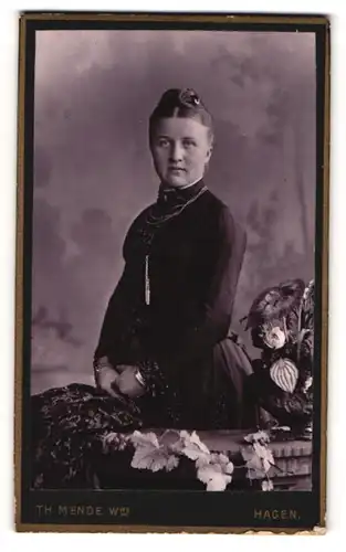 Fotografie Th. Mende Witwe, Hagen, Elberfelderstr. 82, Junge Dame im Kleid