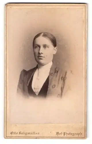 Fotografie Otto Seligmüller, Schleswig, Stadtweg 147, Junge Dame mit zurückgebundenem Haar