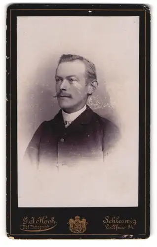 Fotografie G. J. Koch, Schleswig, Lollfuss 24, Junger Herr im Anzug mit Oberlippenbart