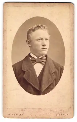 Fotografie H. Mehlert, Itzehoe, Breitestr. 14, Junger Mann im modischer Kleidung