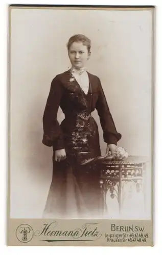 Fotografie Hermann Tietz, Berlin, Leipziger Str. 46-49, Krausen-Str. 46-49, Junge Dame im Kleid