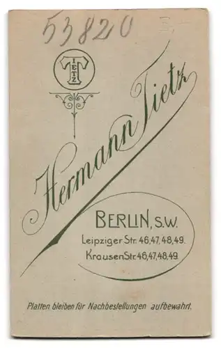 Fotografie Hermann Tietz, Berlin, Leipziger Str. 46-49, Krausen-Str. 46-49, Junge Dame im Kleid