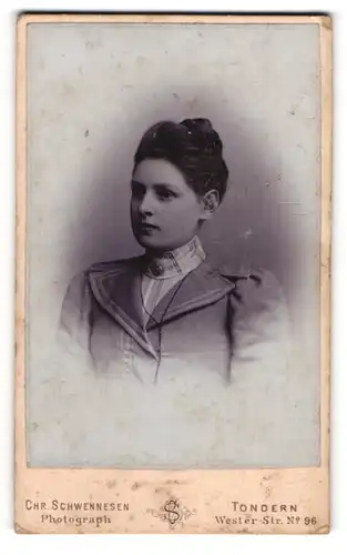 Fotografie Chr. Schwennesen, Tondern, Wester-Str. 96, Junge Dame mit Hochsteckfrisur und Kragenbrosche
