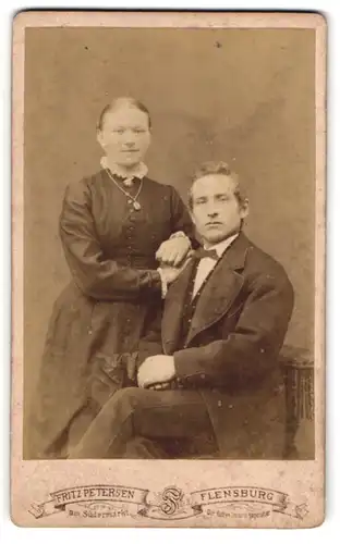 Fotografie Fritz Petersen, Flensburg, Am Südermarkt, Junges Paar in hübscher Kleidung
