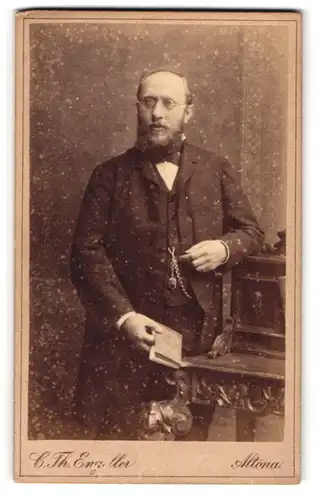 Fotografie C. Th. Engeller, Hamburg-Altona, Königstr. 89, Bürgerlicher Herr mit Brille und Vollbart