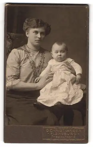 Fotografie G. Christiansen, Flensburg, Friesischestr. 2, Junge Frau in Bluse mit einem Kleinkind