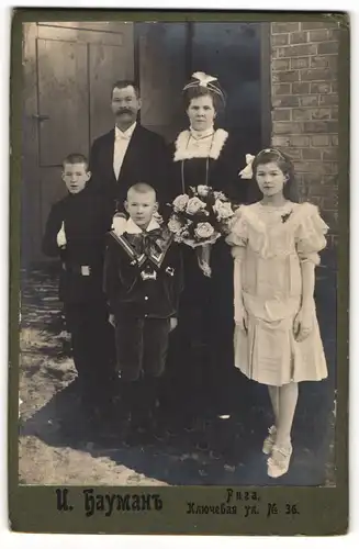 Fotografie U. Haymaht, Puza, Bürgerliche Familie im Sonntagsstaat