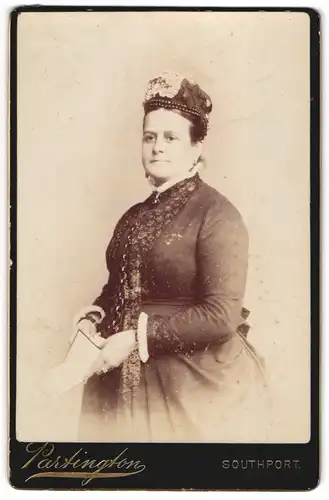 Fotografie Partington, Southport, Bürgerliche Frau mit massiver Kette