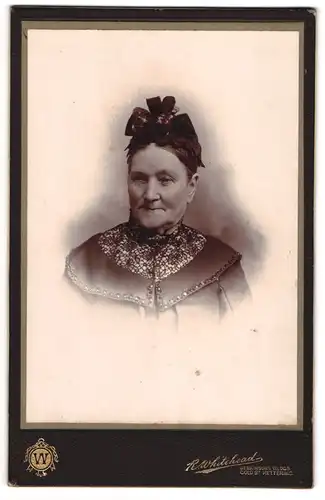 Fotografie R. Whitehead, Kettering, Gold Street, Bürgerliche Dame mit Schleifenhaube