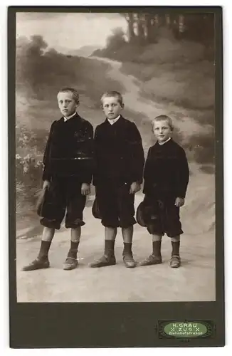 Fotografie H. Grau, Zug, Bahnhofstrasse, Drei Brüder im Sonntagsstaat