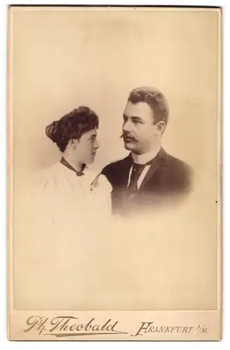 Fotografie Ph. Theobald, Frankfurt a. M., Ecke Gutleut- & Lützowstrasse, Portrait eines jungen Paares