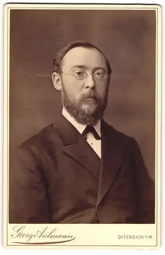 Fotografie Georg Aulmann, Offenbach a.M., Bärtiger Herr mit Brille