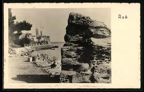 AK Rab, Uferpromenade mit Felsen